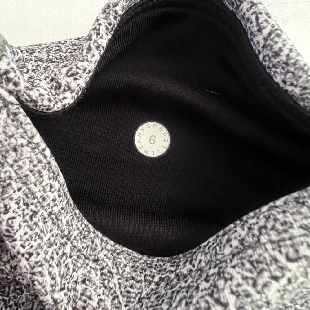 Lululemon Train Times Crop Legging, Fractal Alpine White Black/Black, Size 6 - Picture 10 of 12
